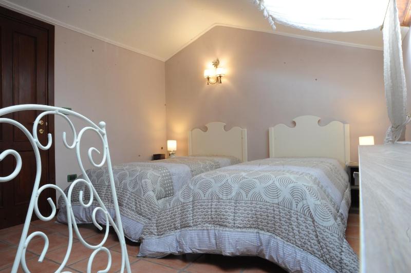 Twin Room with Extra Bed image 4