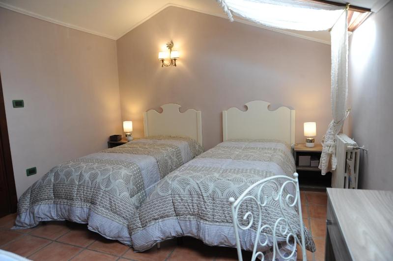 Twin Room with Extra Bed image 3