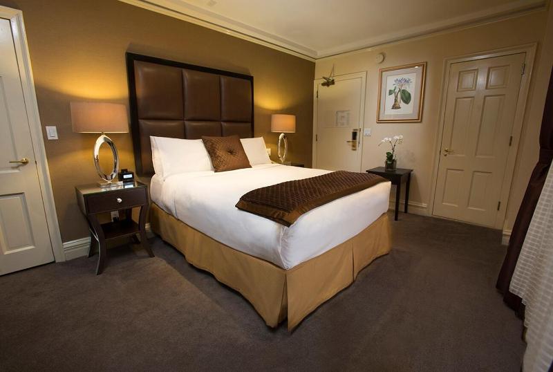 Deluxe Room image 3