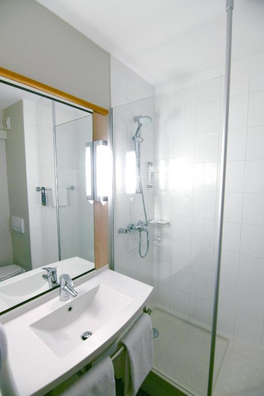 Standard Twin Room image 4