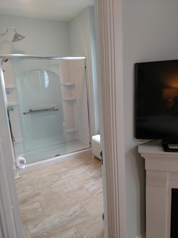 Queen Room with Spa Bath image 2