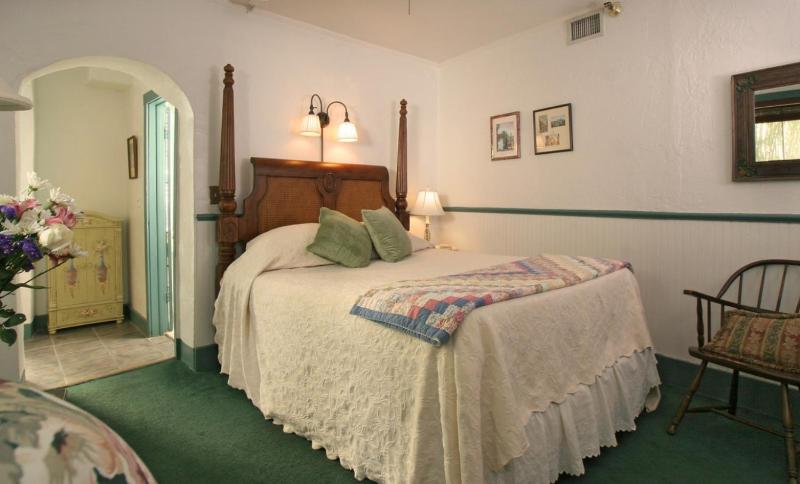 Basic Queen Room image 1