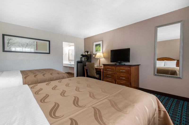 Queen Room with Two Queen Beds - Non-Smoking image 1