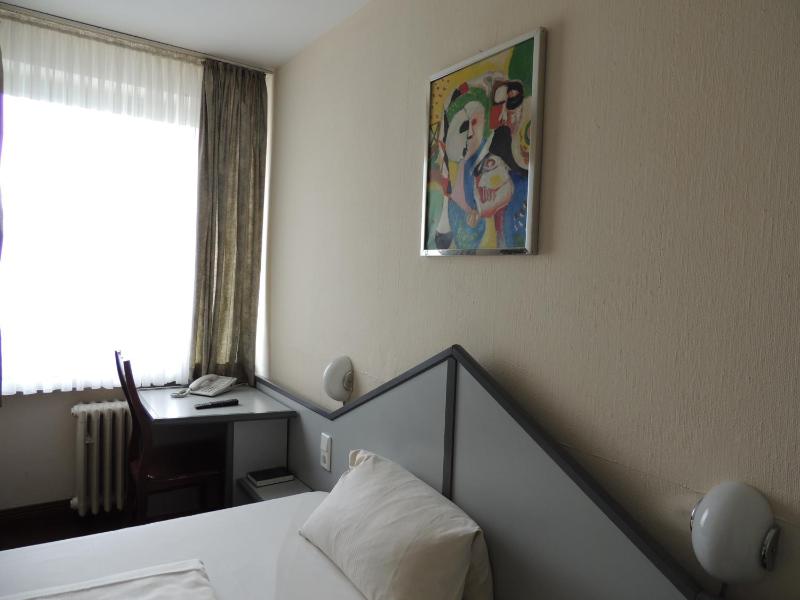 Single Room image 3