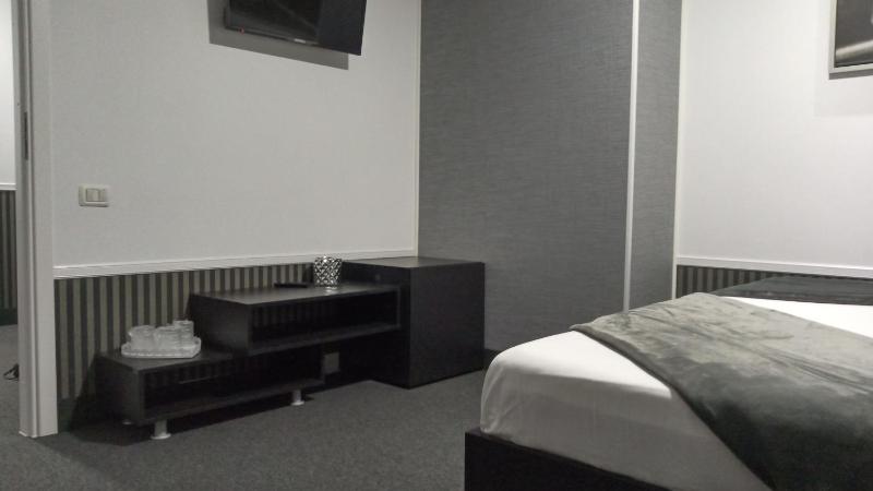 Deluxe Double Room with Extra Bed image 3