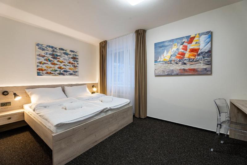 Double Room image 3