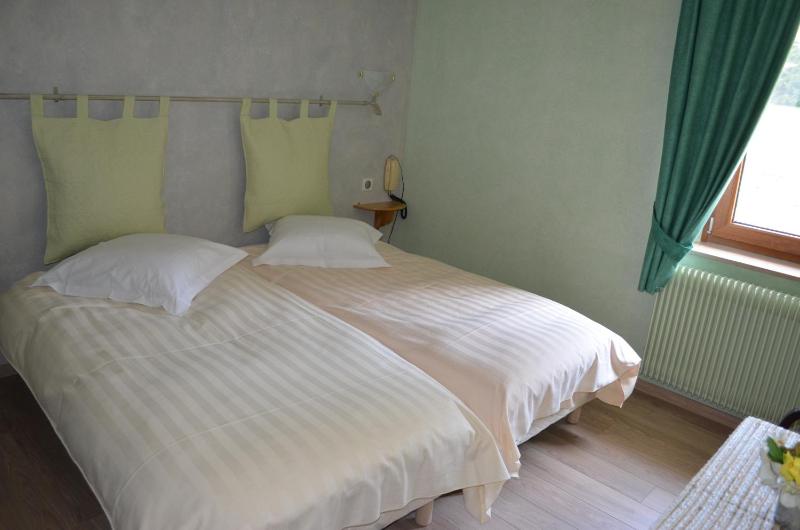 Twin Room image 4