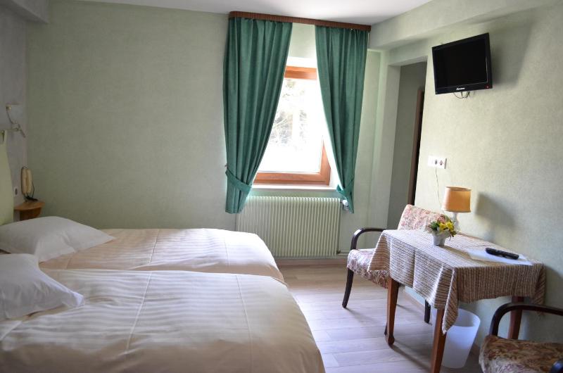 Twin Room image 2
