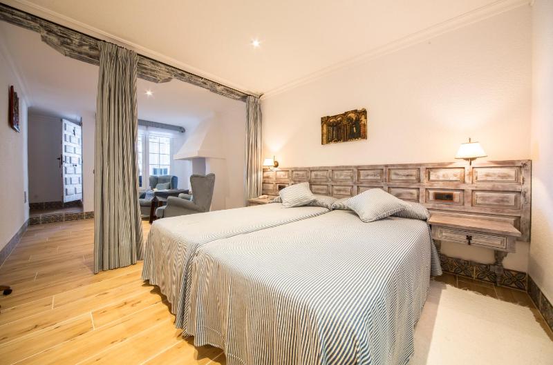Double Room Ground Floor with Pool View image 3