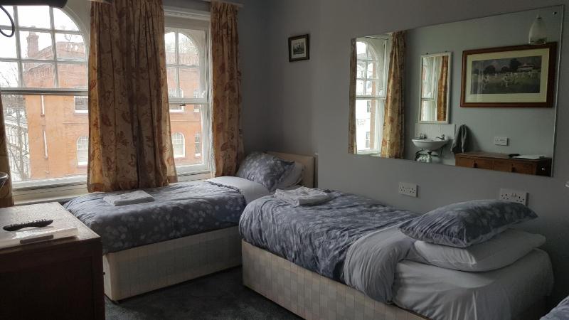 Triple Room with Shared Bathroom image 4