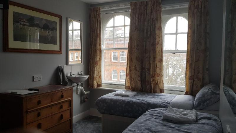 Triple Room with Shared Bathroom image 3