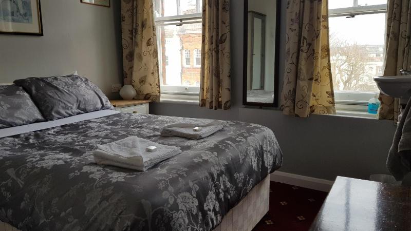 Basic Double Room with Shared Bathroom image 3