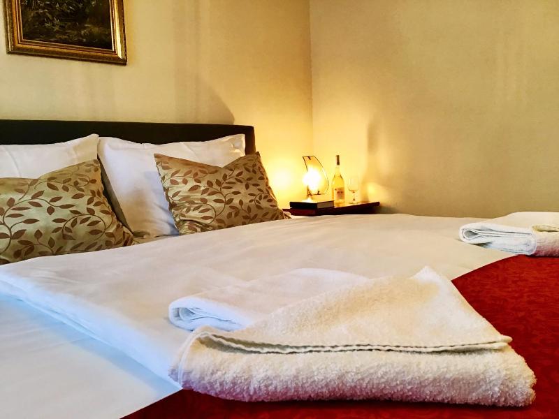 Double Room with Air-Conditioning and Balcony image 3