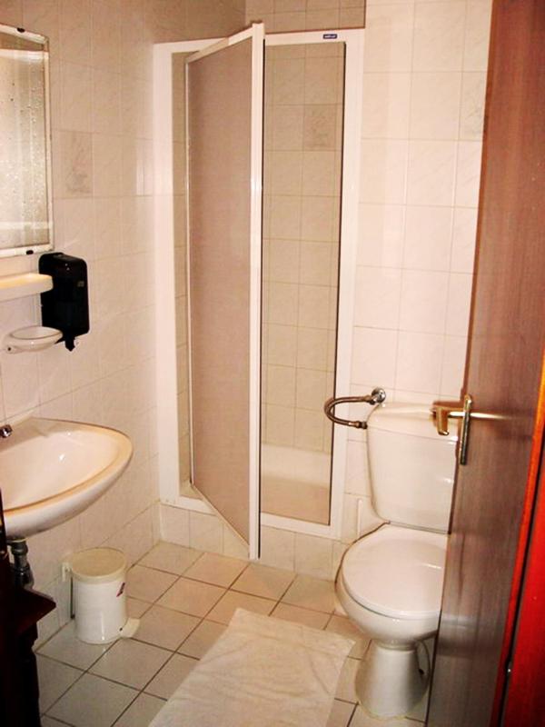 Double Room with Air-Conditioning and Balcony image 2
