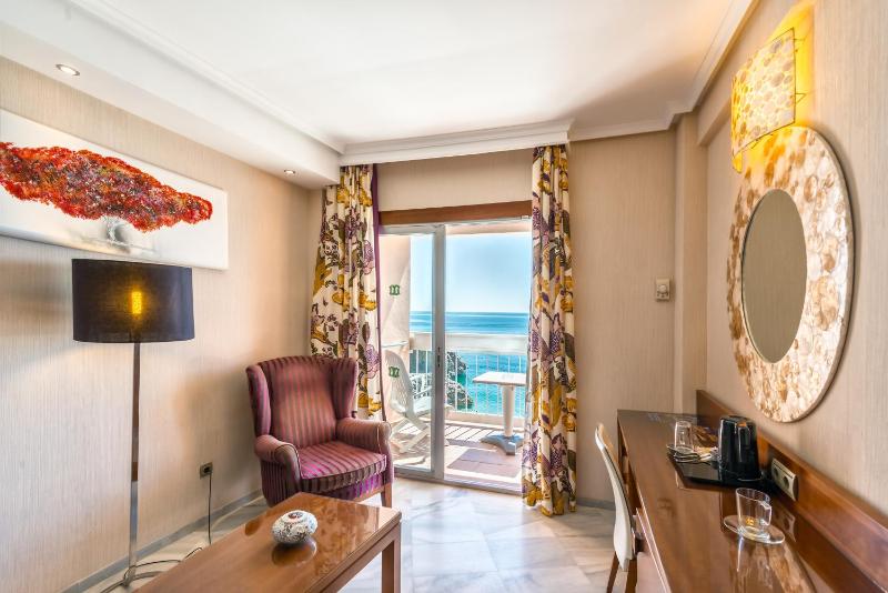 Junior Suite with Sea View and Balcony image 3