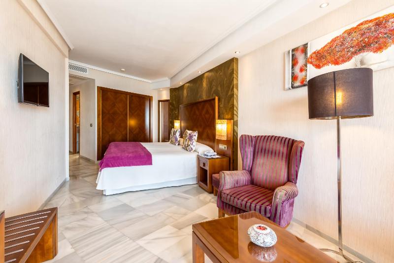 Junior Suite with Sea View and Balcony image 2