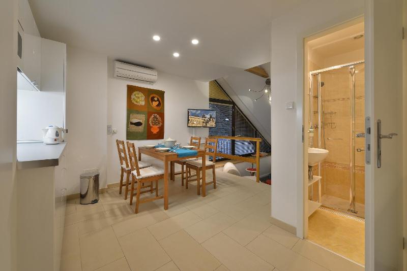 Studio - Split Level with Free Parking image 1