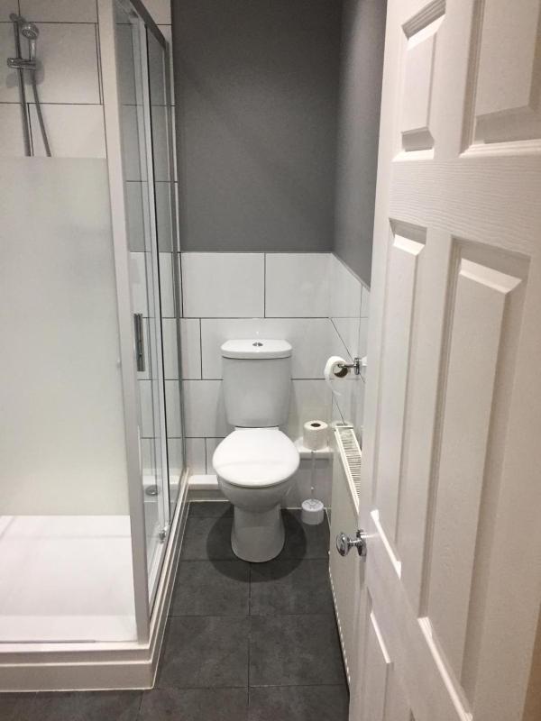 Single Room with Shared Bathroom image 2