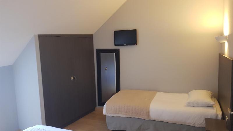 Triple Room with Private Bathroom image 4