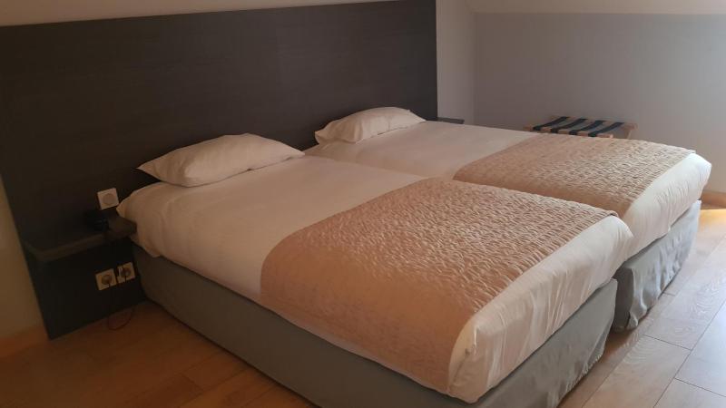 Twin Room with Private Bathroom image 4