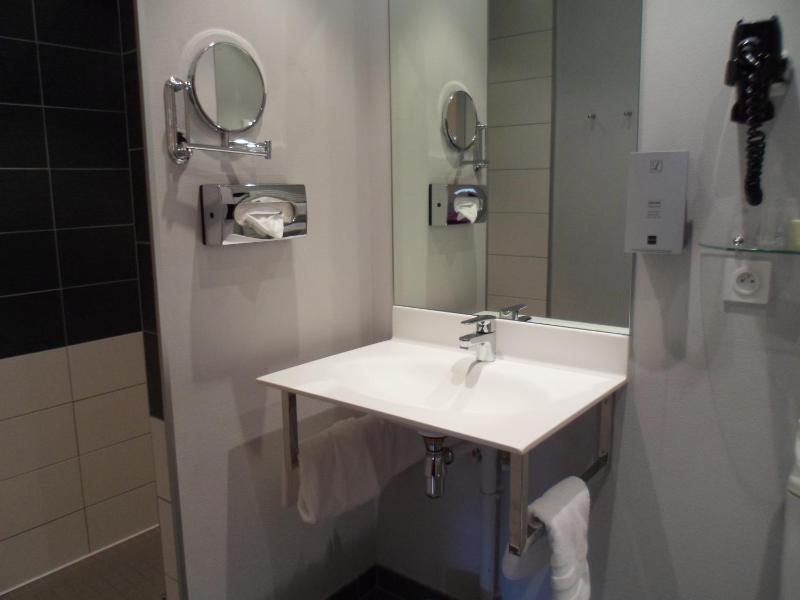 Twin Room with Private Bathroom image 3
