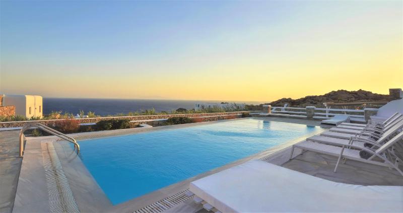 Mando Pool Villas w Sea Views - Five Bedrooms - image 13