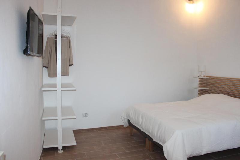 One-Bedroom Apartment image 4