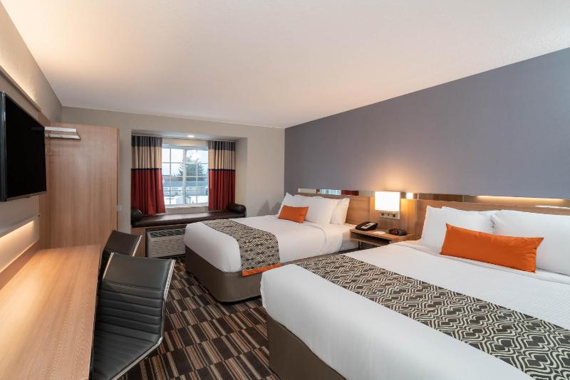 Queen Room with Two Queen Beds - Non-Smoking image 2