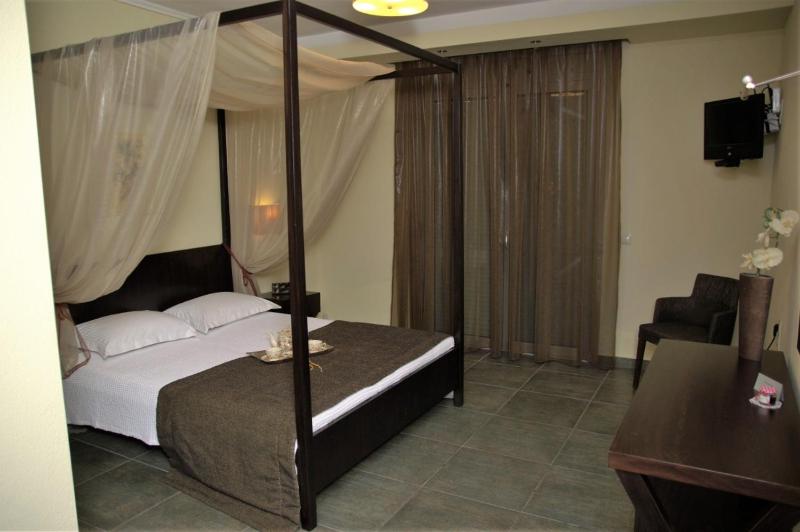 Standard Double Room image 3