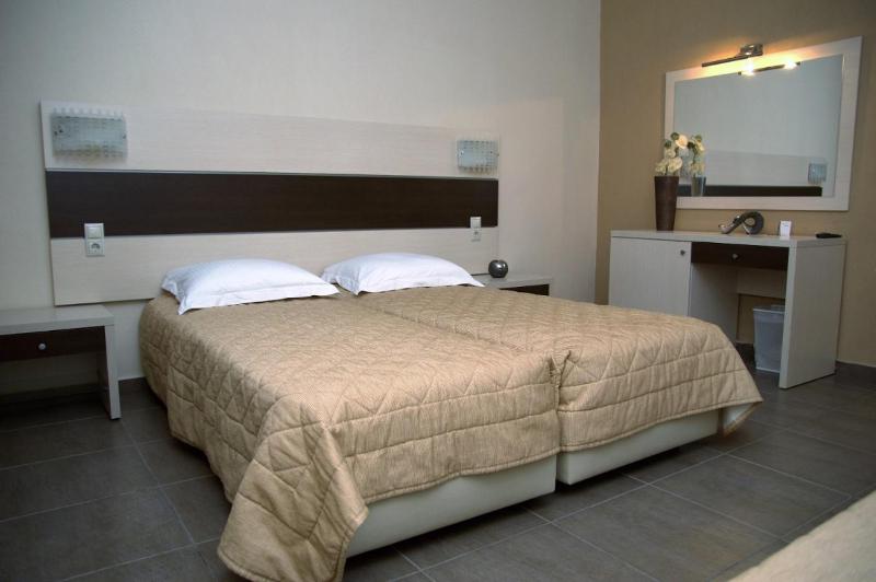 Standard Triple Room image 4