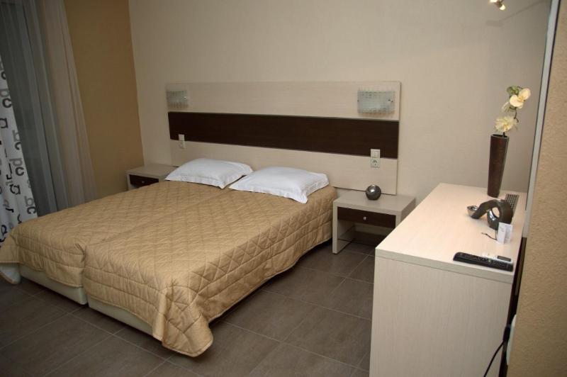 Standard Triple Room image 3