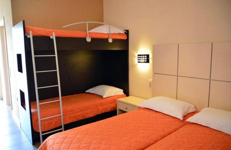 Standard Quadruple Room image 2
