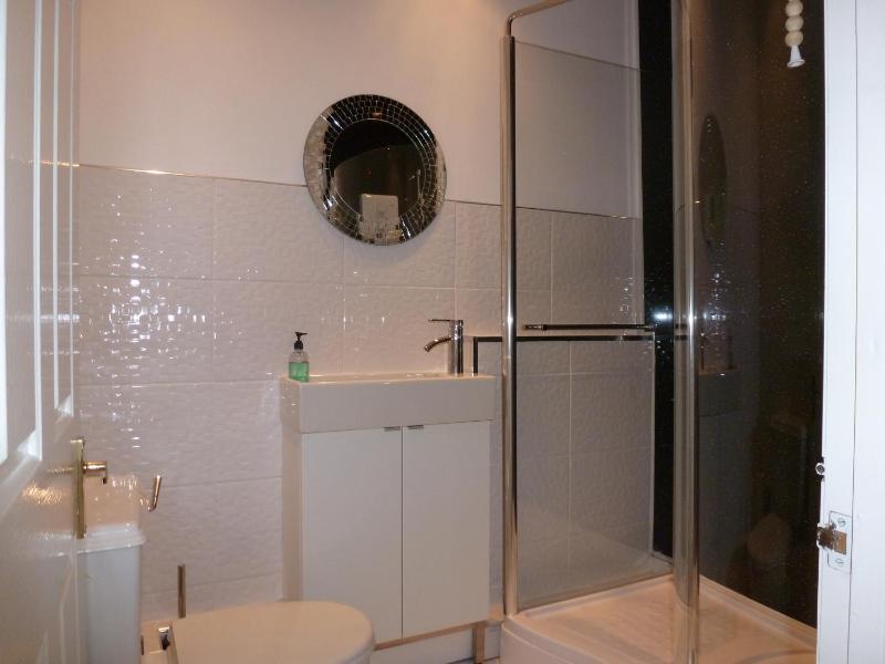 Twin Room with Private Bathroom (in corridor)  image 4