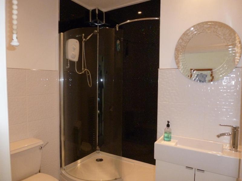 Double Room with Private Bathroom (in corridor) image 3