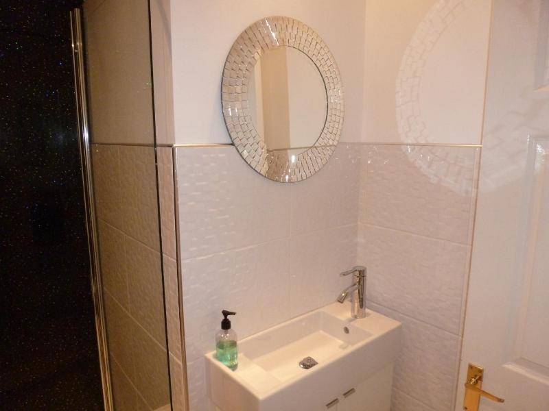 Twin Room with Private Bathroom (in corridor)  image 2