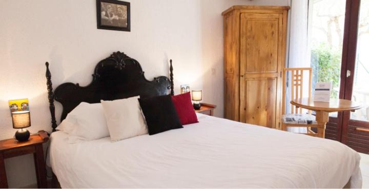 Classic Double or Twin Room with Garden View image 4