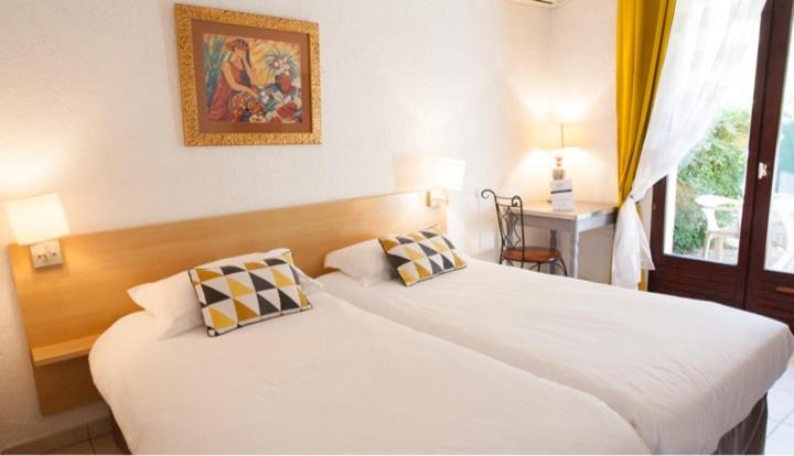 Classic Double or Twin Room with Garden View image 2