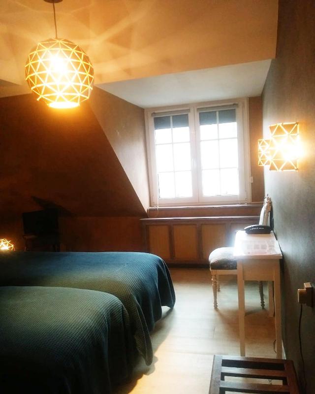 Small Twin Room image 2