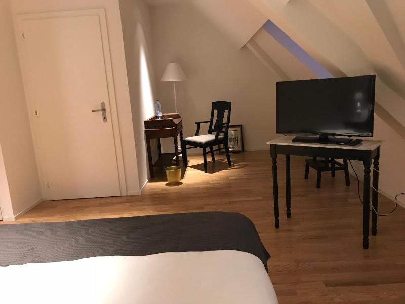 Deluxe Double or Twin Room image 4