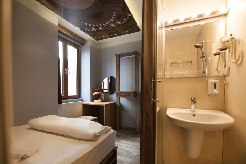 Double Room with Bathroom image 3