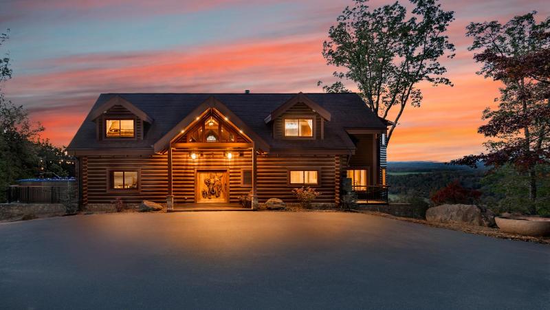 Eight-Bedroom House image 3