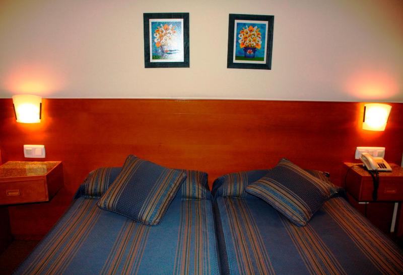 Twin Room image 4