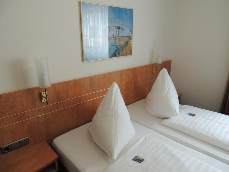 Standard Double Room with Bath image 3