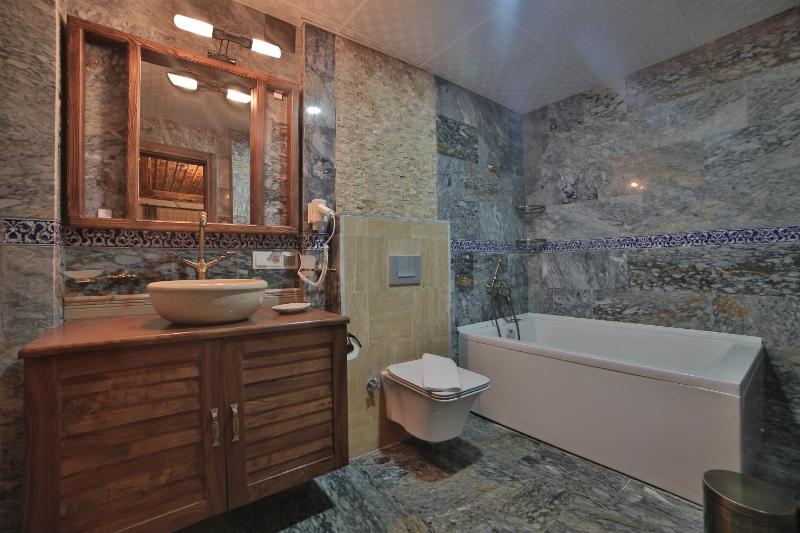 Deluxe King Room image 2