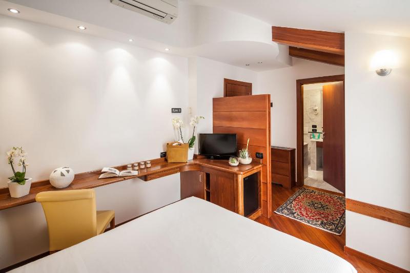 Double Room - Attic image 4