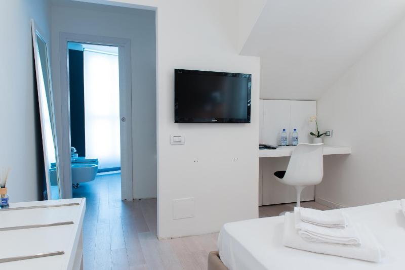 Deluxe Double Room image 3
