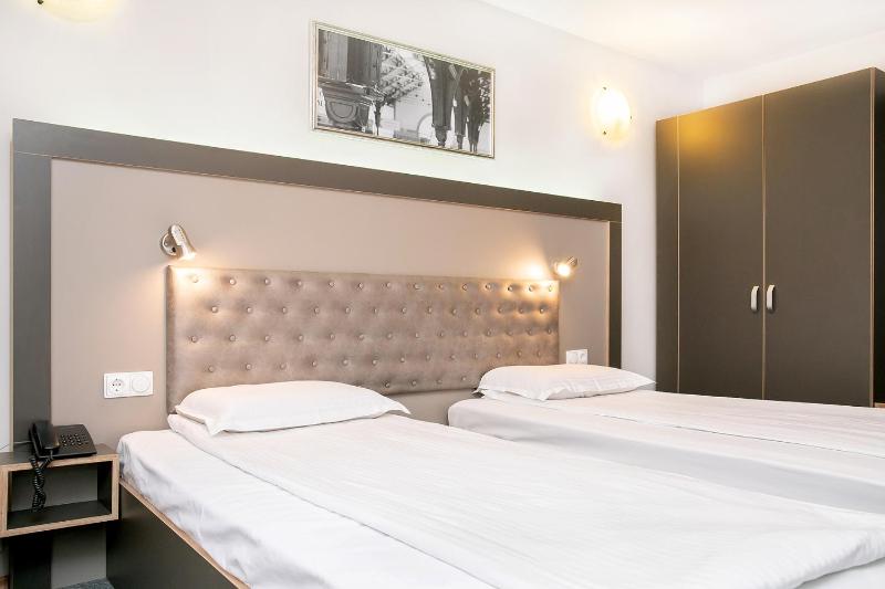 Standard Twin Room image 4