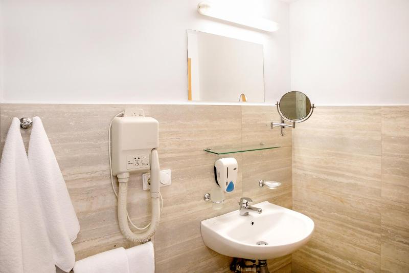 Deluxe Twin Room with Balcony image 4