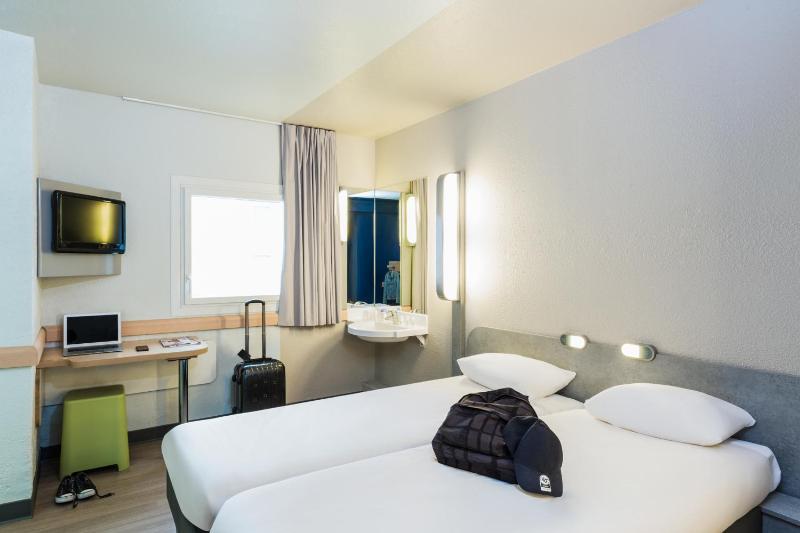 Twin Room image 3