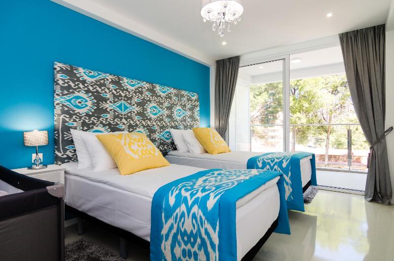 One Bedroom apartment with one large or two single beds image 4